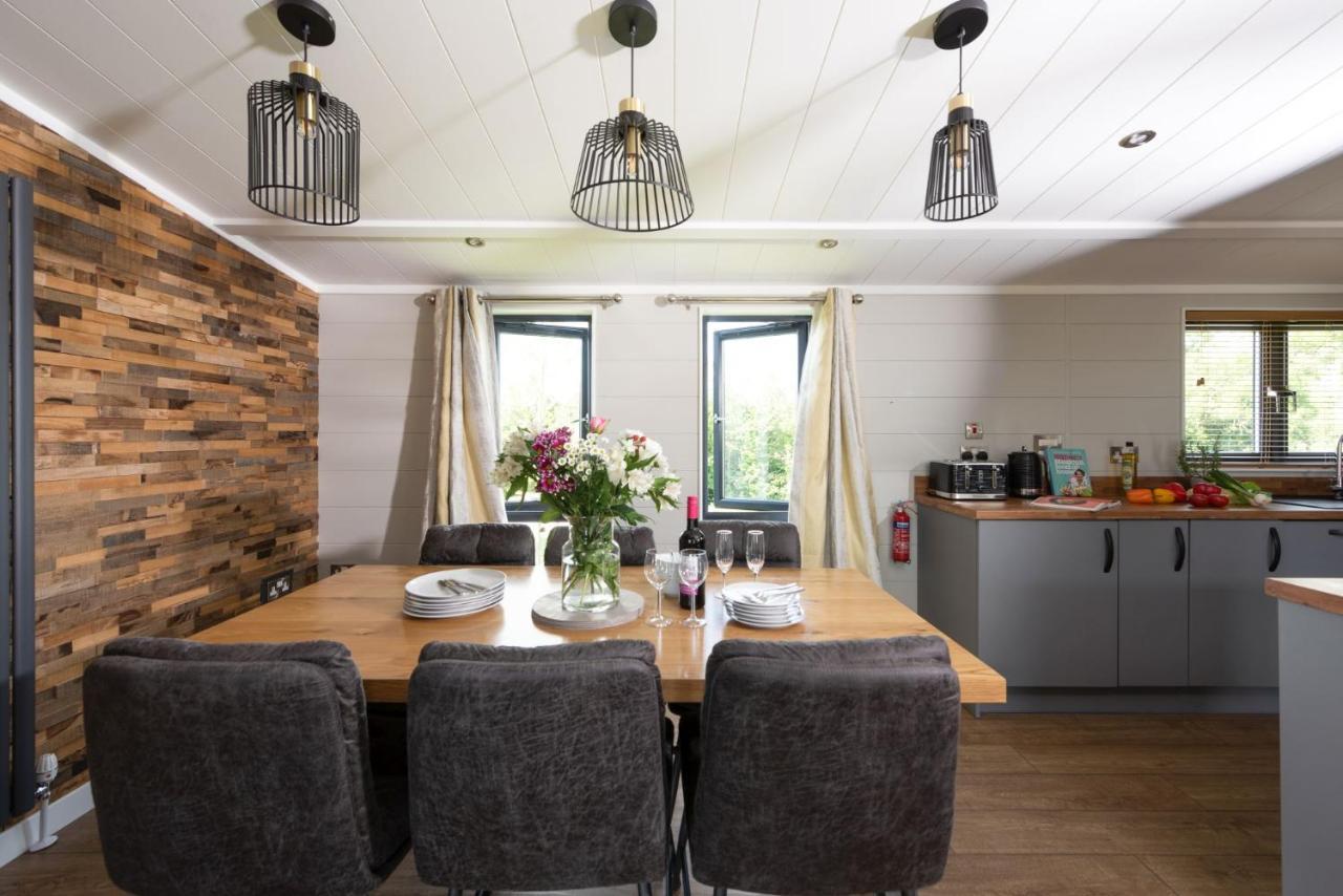 Primrose Lodge, 25 Roadford Lake Lodges Lifton Luaran gambar